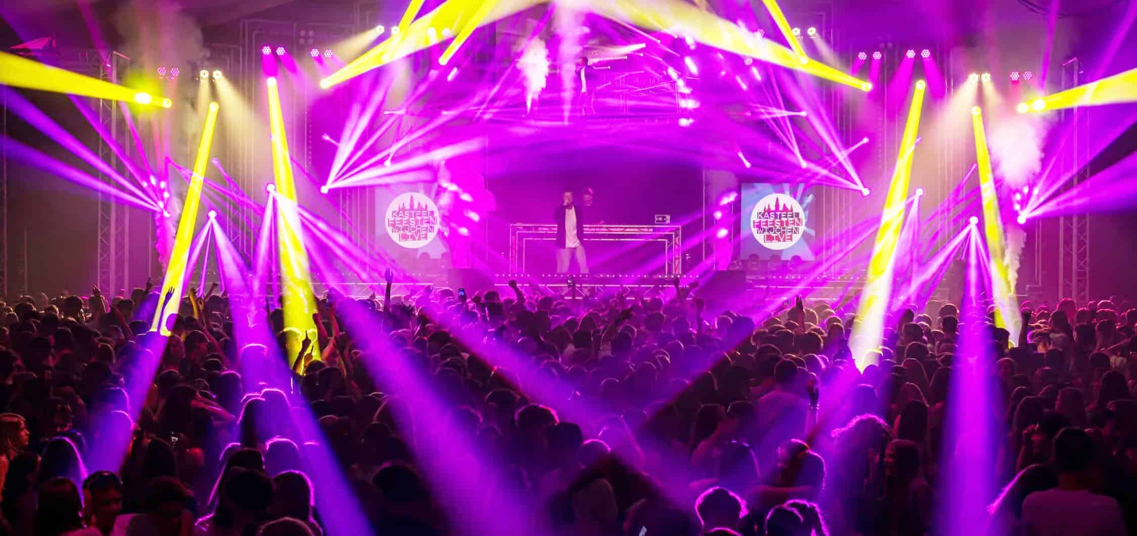 Artiesten optreden met lichtshow en feestend publiek tijdens de Kasteelfeesten Wijchen